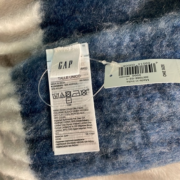 NWT multicolor Gap scarf with fringe - Picture 3 of 3